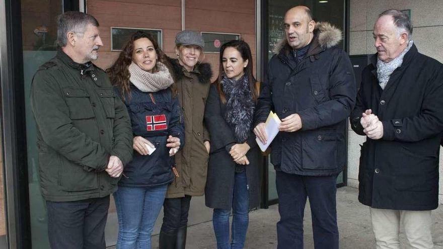 José Manuel Miranda, Carmen Morán, Maite del Coz, Susana García, Pedro Leal y Eduardo Martínez Llosa, reunidos ayer a las puertas del centro cultural de La Fresneda para pedir la construcción del instituto.