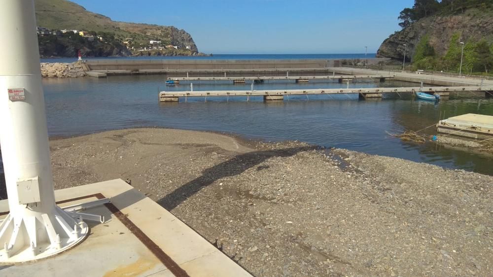 La riuada de Molinàs embossa el port de Colera