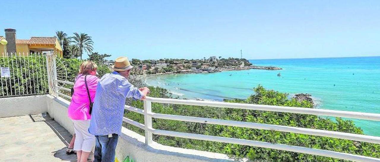 Paseo de Orihuela Costa, con la torre de Cabo Roig al fondo, que opta a obtener el distintivo de Sendero Azul y que discurre por el litoral. | TONY SEVILLA
