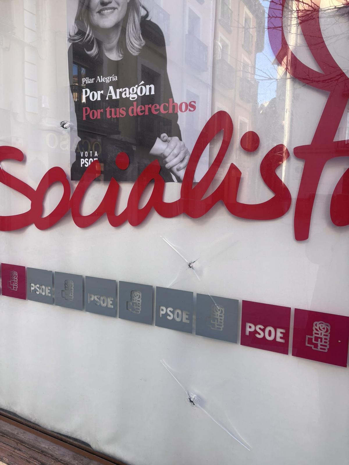 Los cristales rotos en la sede del PSOE en Tarazona.