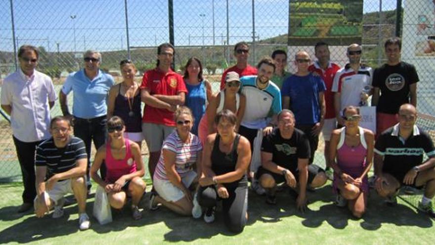 El alcalde (segundo por la izquierda arriba) posa junto a los participantes en el torneo.