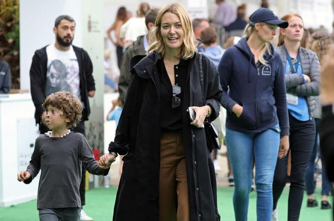 Marta Ortega con gabardina negra