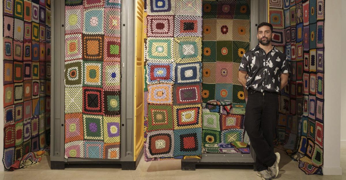 Cristóbal Tabares, ayer, en su exposición. |