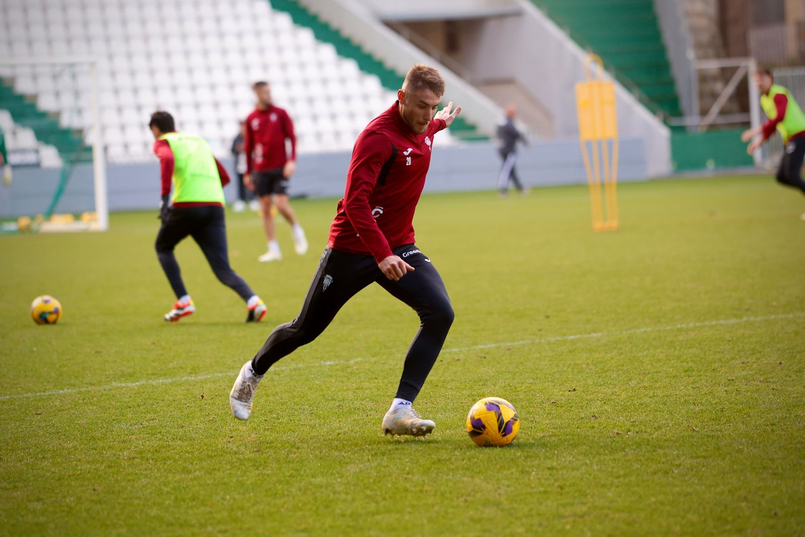 El Córdoba entrena ante su afición en El Arcángel