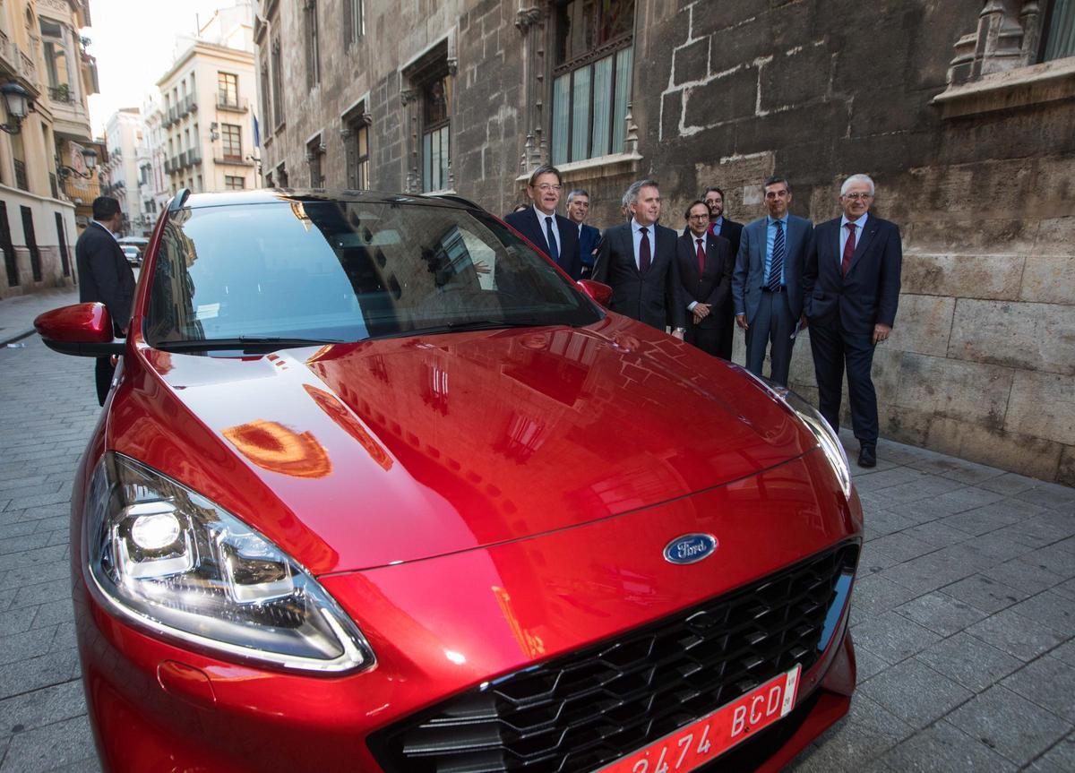 El presidente de Ford, Stuart Rowley, presenta un nuevo modelo a Ximo Puig, en el Palau, en 2020.