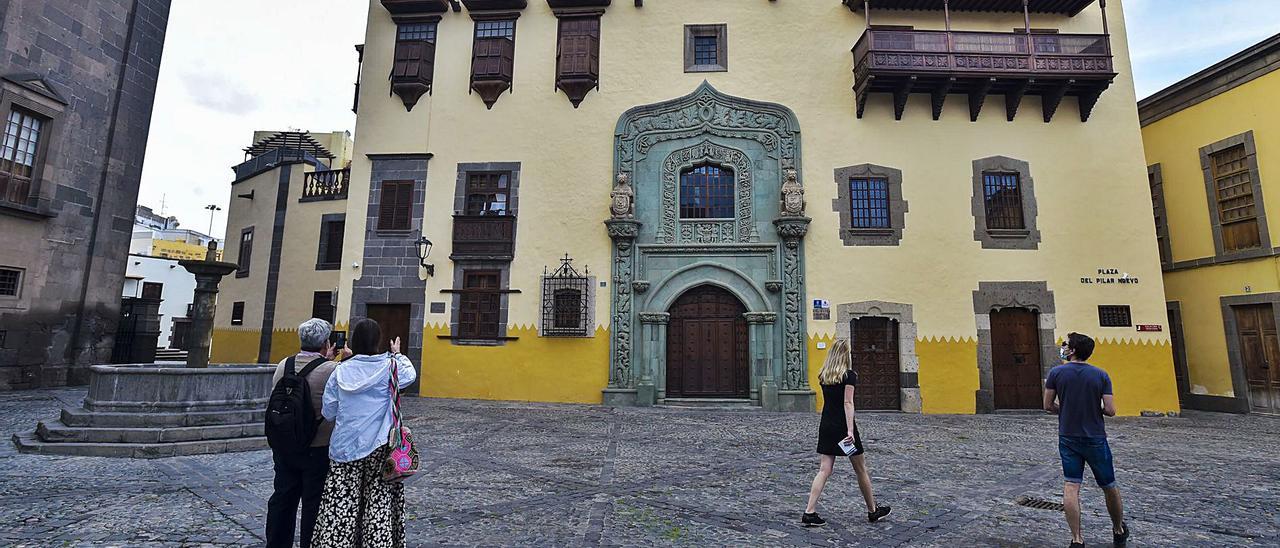 Turistas en el casco histórico de la capital grancanaria el pasado diciembre pese a las restricciones por la pandemia. | | ANDRÉS CRUZ