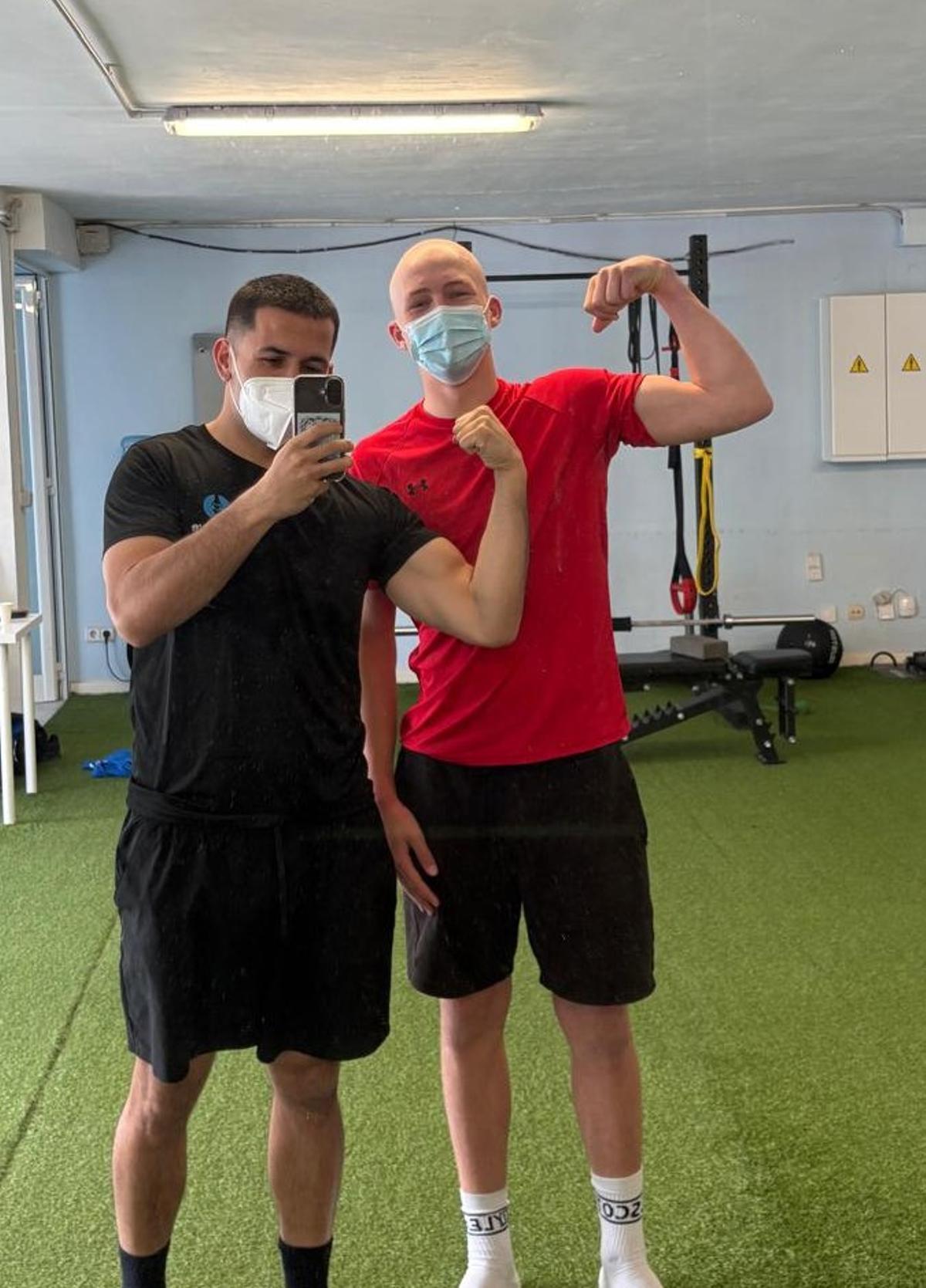 Lluís Salom (izq) junto a Emil Atting (dcha), a quien le diagnosticaron un cáncer a los 15 años.
