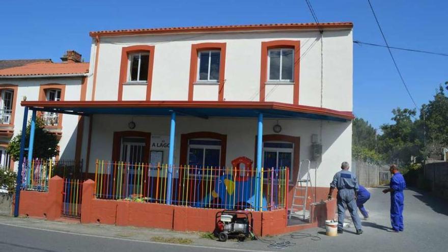 Edificio que alberga la escuela unitaria de Chamín, en 2013.