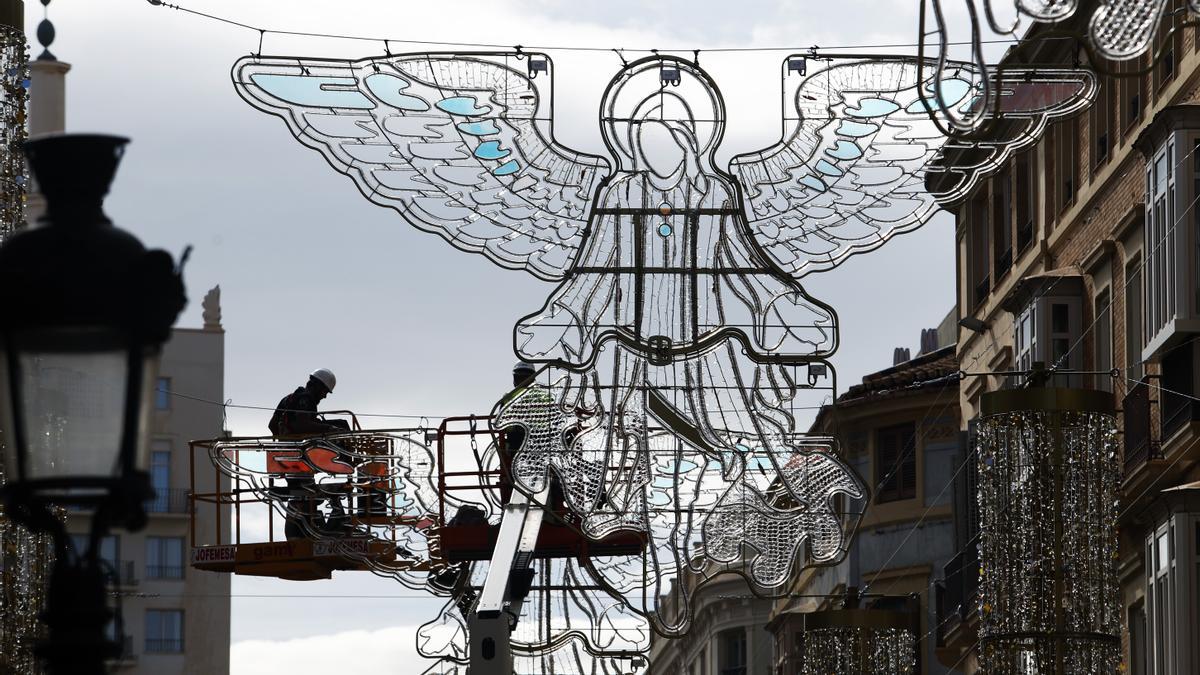 Instalan los ángeles de las luces de Navidad de la calle Larios