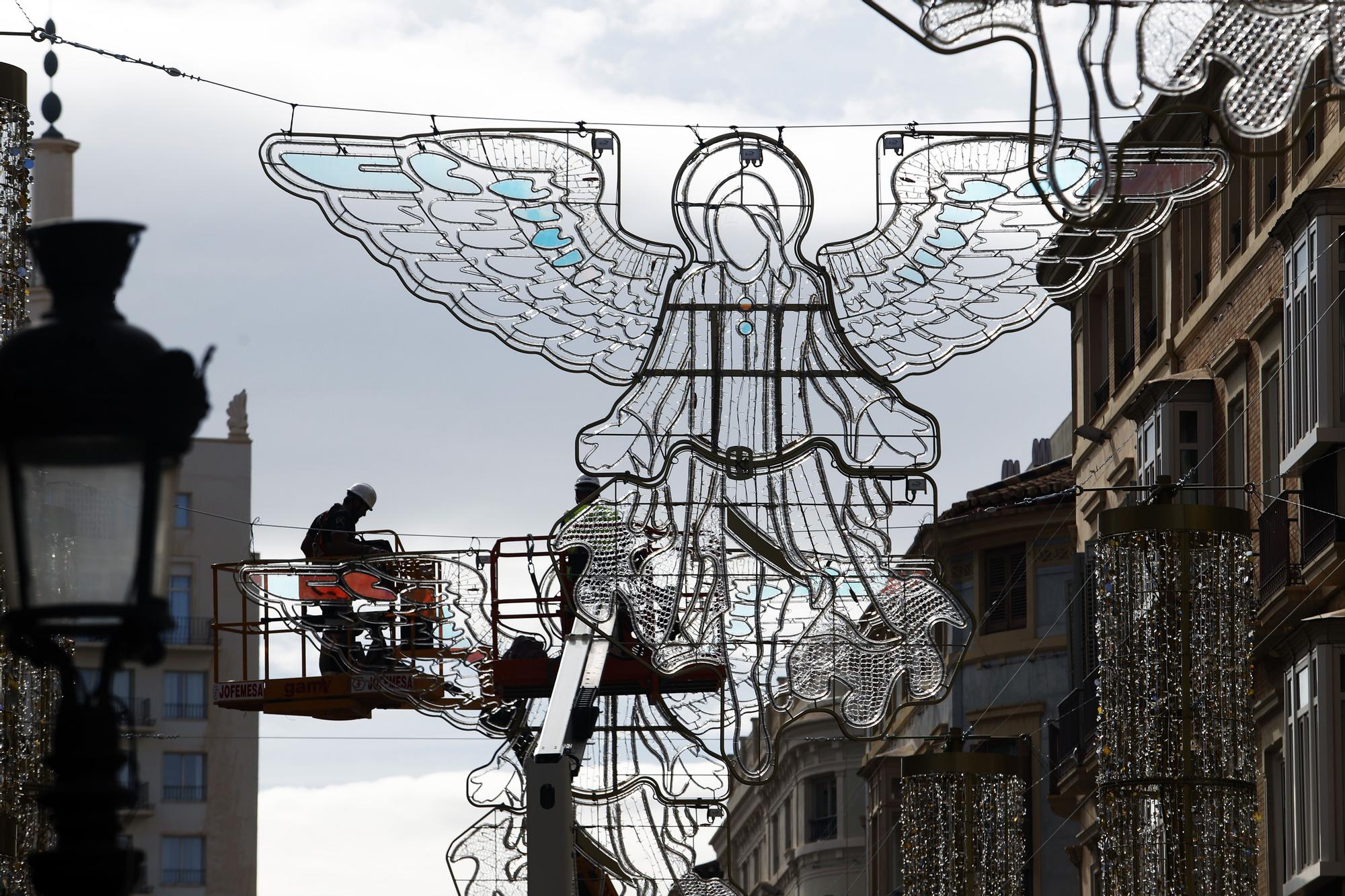 Instalan los ángeles de las luces de Navidad de la calle Larios