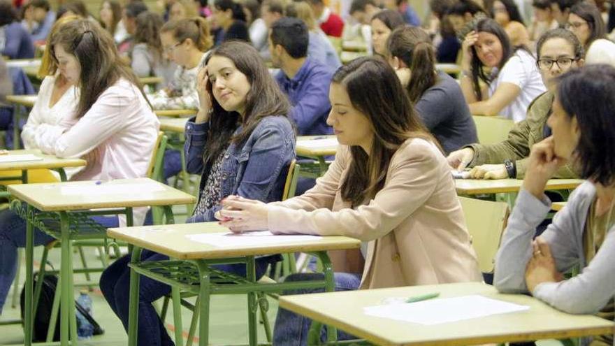 Opositores a profesores de Primaria, durante los exámenes realizados en 2016.