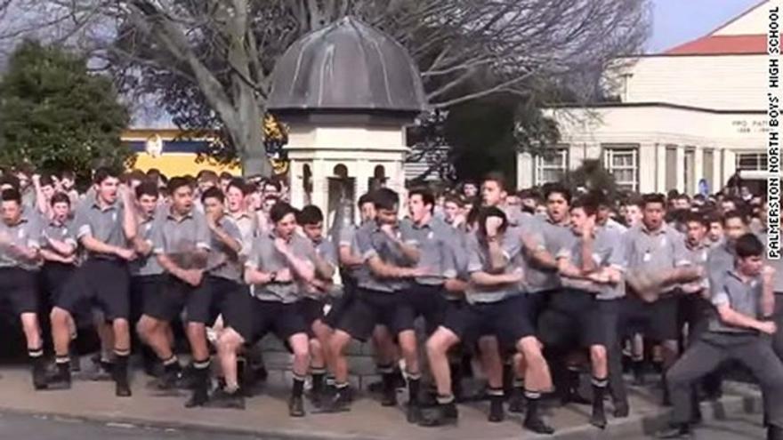 Impresionante 'haka' en honor a un profesor fallecido