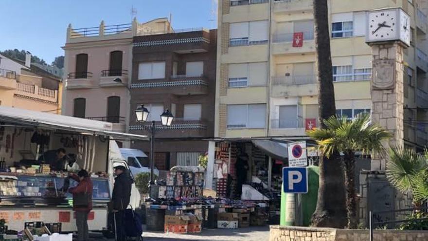 Una vista de la plaza y su reloj, en un día de mercado.