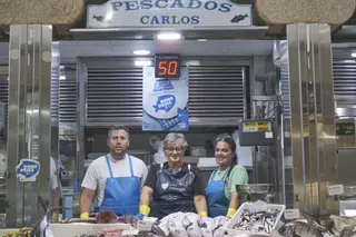 El Bono Peixe dispara la clientela joven en la Plaza de Abastos