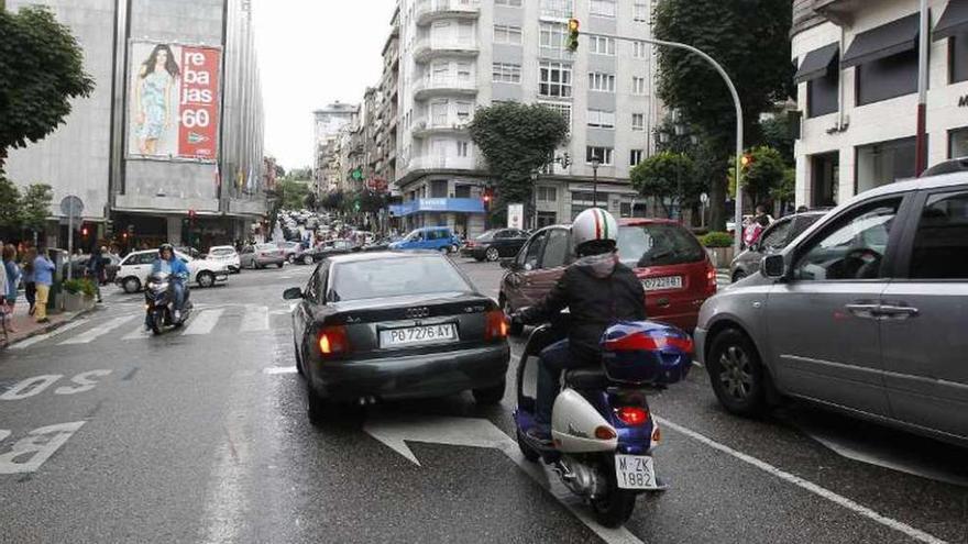 El primer carril moto, en el cruce de Venezuela y Gran Vía.// R.G.