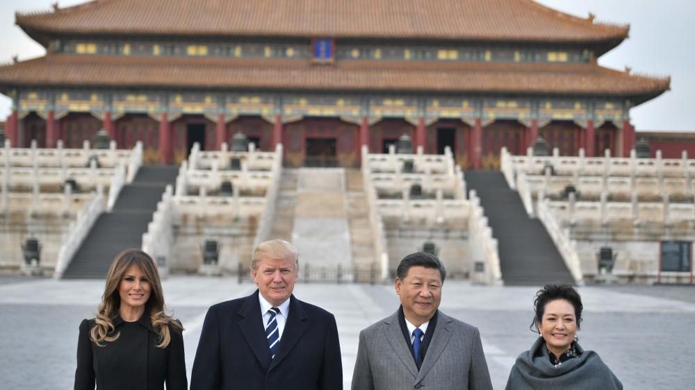 Trump ha arremetido contra las políticas comerciales de China, pero ha optado por no tensar más la cuerda con el gigante asiático, al que necesita para resolver la crisis de Corea del Norte. En la image, con Xi Jinping, en Pekín, el pasado 8 de noviembre. AFP