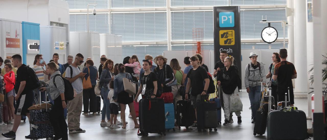 Varios viajeros llegan al aeropuerto de Zaragoza, este verano.