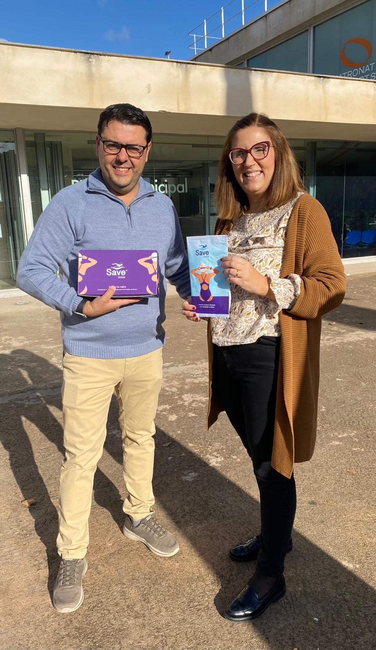 Rubén y Paula, con el packaging.