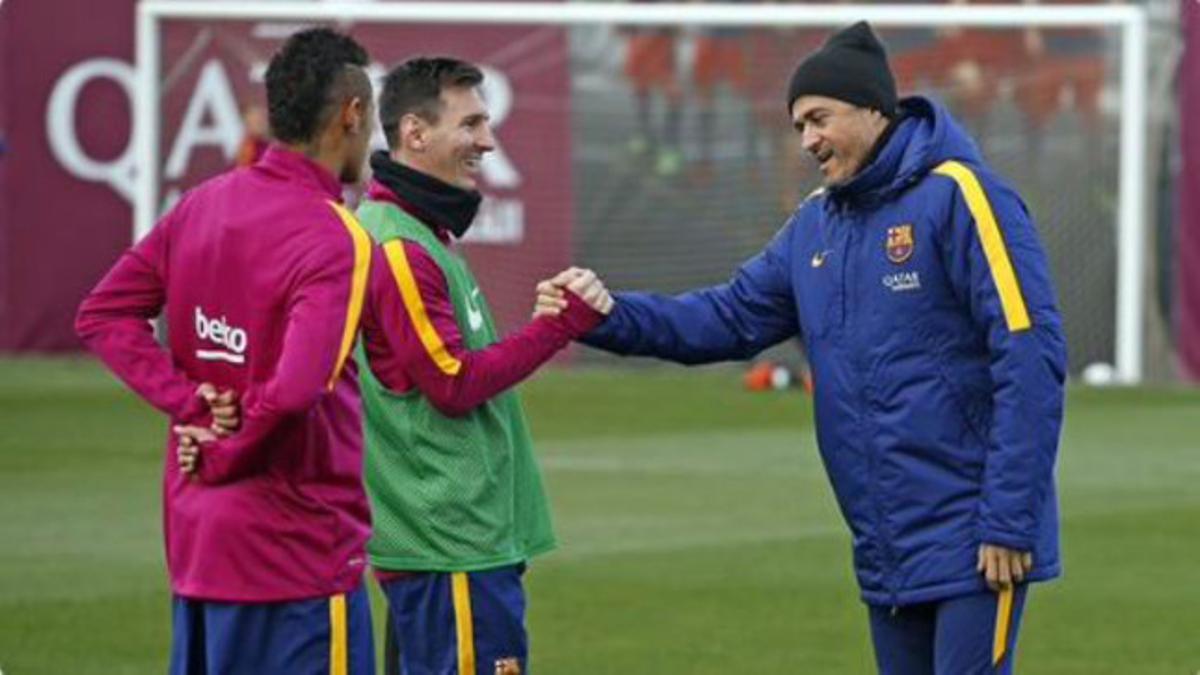 Luis Enrique saluda a Messi, en presencia de Neymar, en la sesión de entrenamiento previo al viaje a Zúrich.