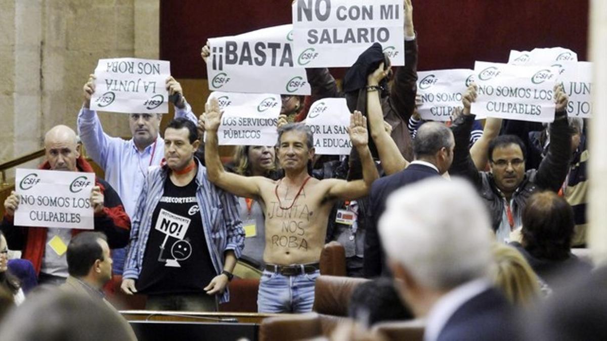 Protesta de funcionarios del CSIC en el pleno de presupuestos del Parlamento andaluz, este miércoles, 18 de diciembre. EFE / RAÚL CARO