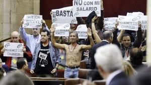 Protesta de funcionaris del CSIC al ple de pressupostos del Parlament andalús, aquest dimecres, 18 de desembre.