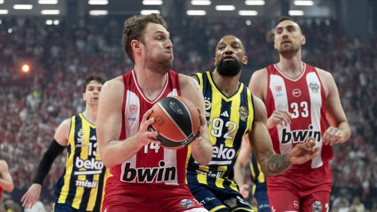 Sasha Vezenkov, ante Fenerbahçe en las semifinales de la Final Four de la Euroliga
