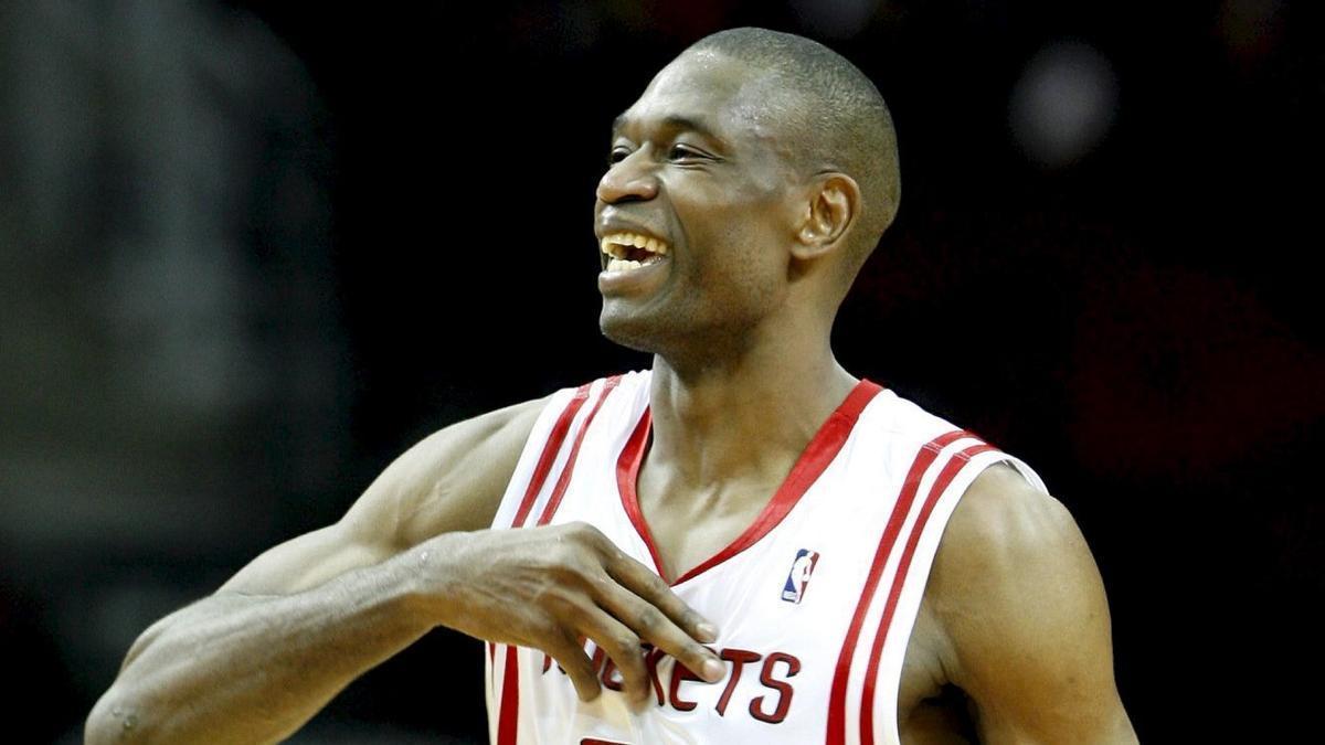 Dikembe Mutombo, durante su etapa con los Rockets.