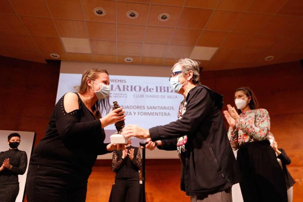 Inmaculada Muñoz (técnica de laboratorio del Área de Salud de Eivissa y Formentera) recibe la estatuilla de manos de  Christian Bernard Radtke, que padeció coronavirus.