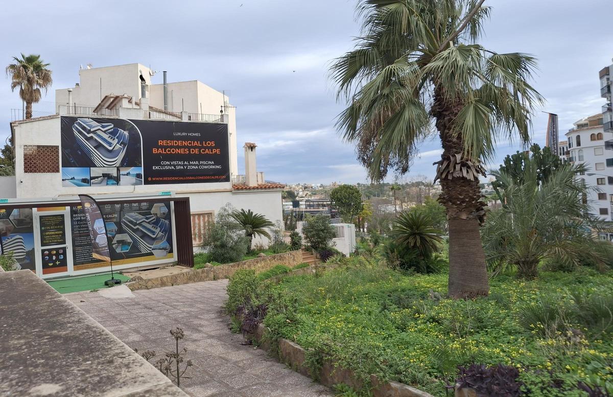 El jardín privado en el que se levantará el edificio situado en el centro urbano de Calp