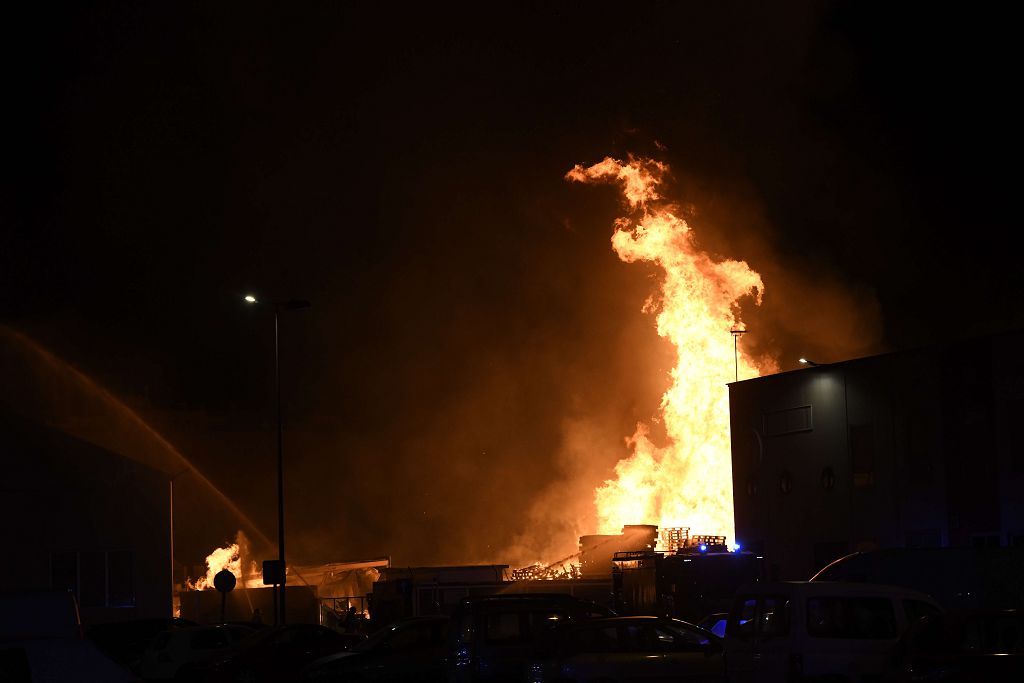 Estas son las imágenes que el aparatoso incendio de Puente Tocinos ha dejado este sábado