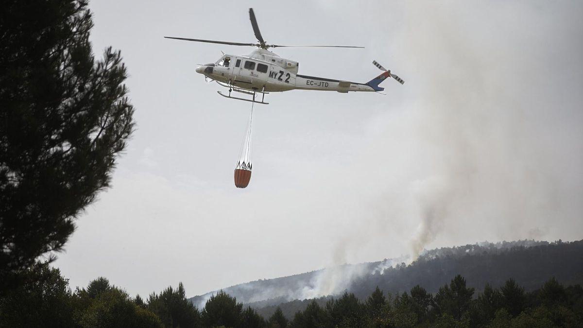 Un helicóptero sobrevuelva un incendio pasado en Aliste.