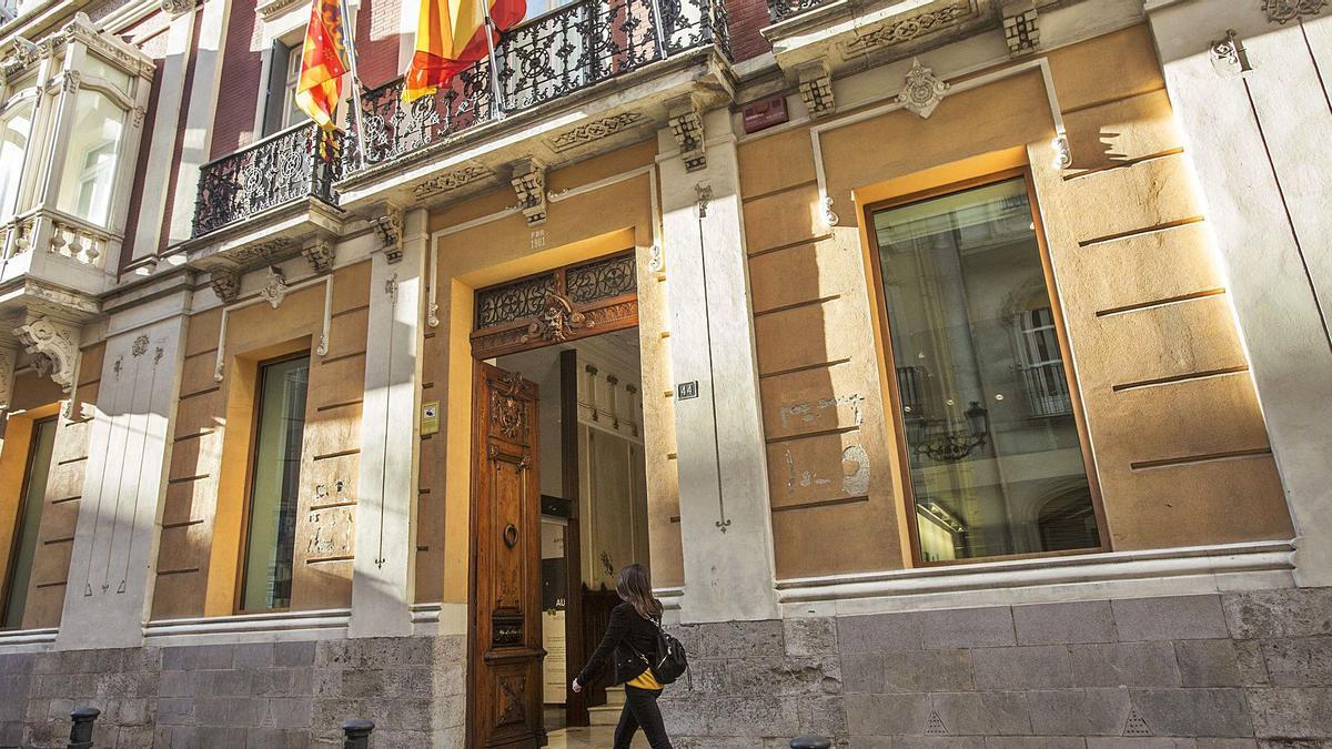 La Casa Bardín, sede del Instituto Alicantino de Cultura Juan Gil-Albert, ubicado en la calle San Fernando. | PILAR CORTÉS