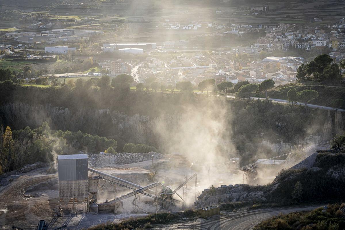 Explosions i esquerdes desesperen els veïns que viuen al costat de l’abocador investigat a Osona: «És inhumà»
