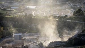 Explosions i esquerdes desesperen els veïns que viuen al costat de l’abocador investigat a Osona: «És inhumà»