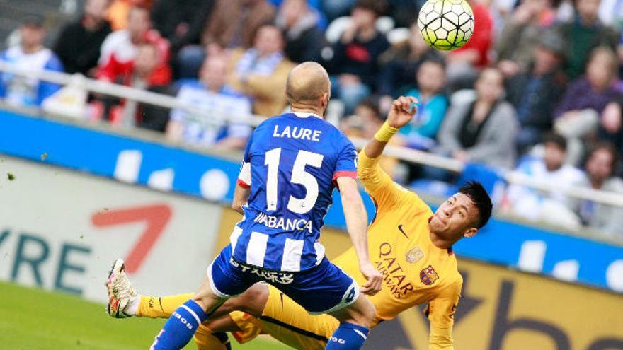 Neymar intenta mantener el equilibrio ante Laure.