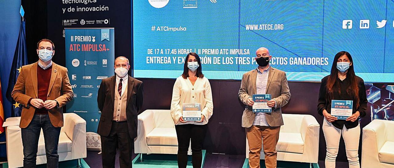 Los ganadores con el diputado Ximo Huguet y el presidente de ATC, Juan José Montoro.  | LEVANTE-EMV