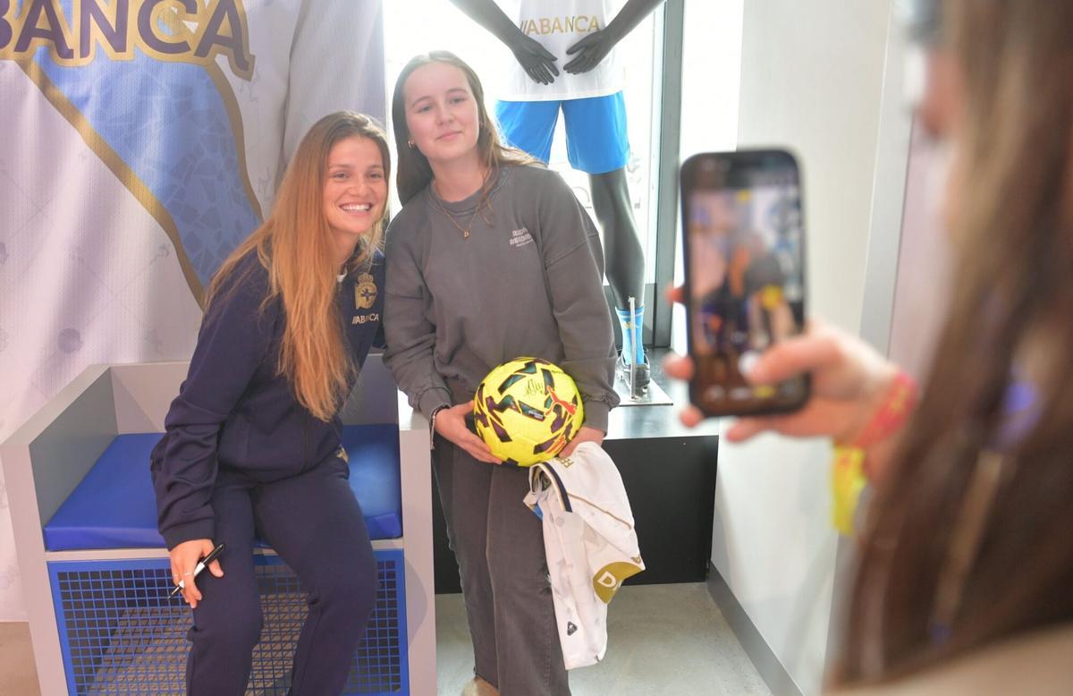 Yeremay Hernández, Luismi Cruz, Millene Cabral y
Noé González han estado presentes en la inauguración y han firmado autógrafos a los deportivistas Yeremay Hernández, Luismi Cruz, Millene Cabral y
Noé González han estado presentes en la inauguración y han firmado autógrafos a los deportivistas