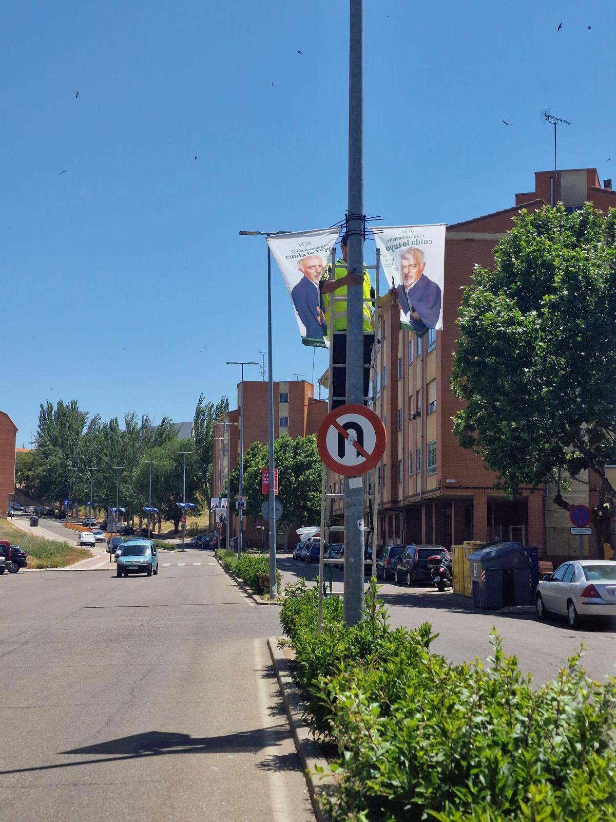 Banderolas colocadas por Vox en la Cañada de la Vizana en espacios del PSOE.