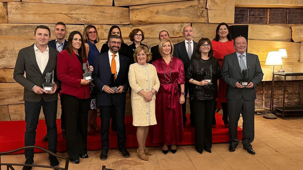 Fotografía de familia y de los premiados de la VI edición de los premios RSE de Pedrola entregados esta tarde.