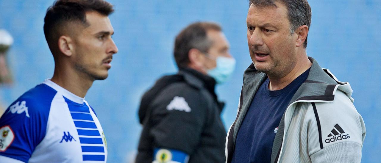 El técnico del Hércules Manolo Díaz da instrucciones a Armando el sábado en el momento de la sustitución de Moyita ante el Badalona.