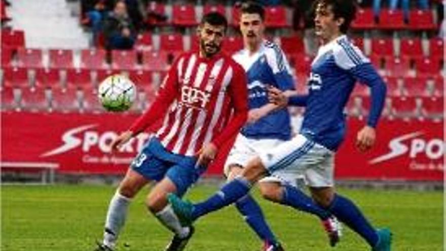 Javi Álamo, durant un Girona-Mirandés a l&#039;estadi de Montilivi.