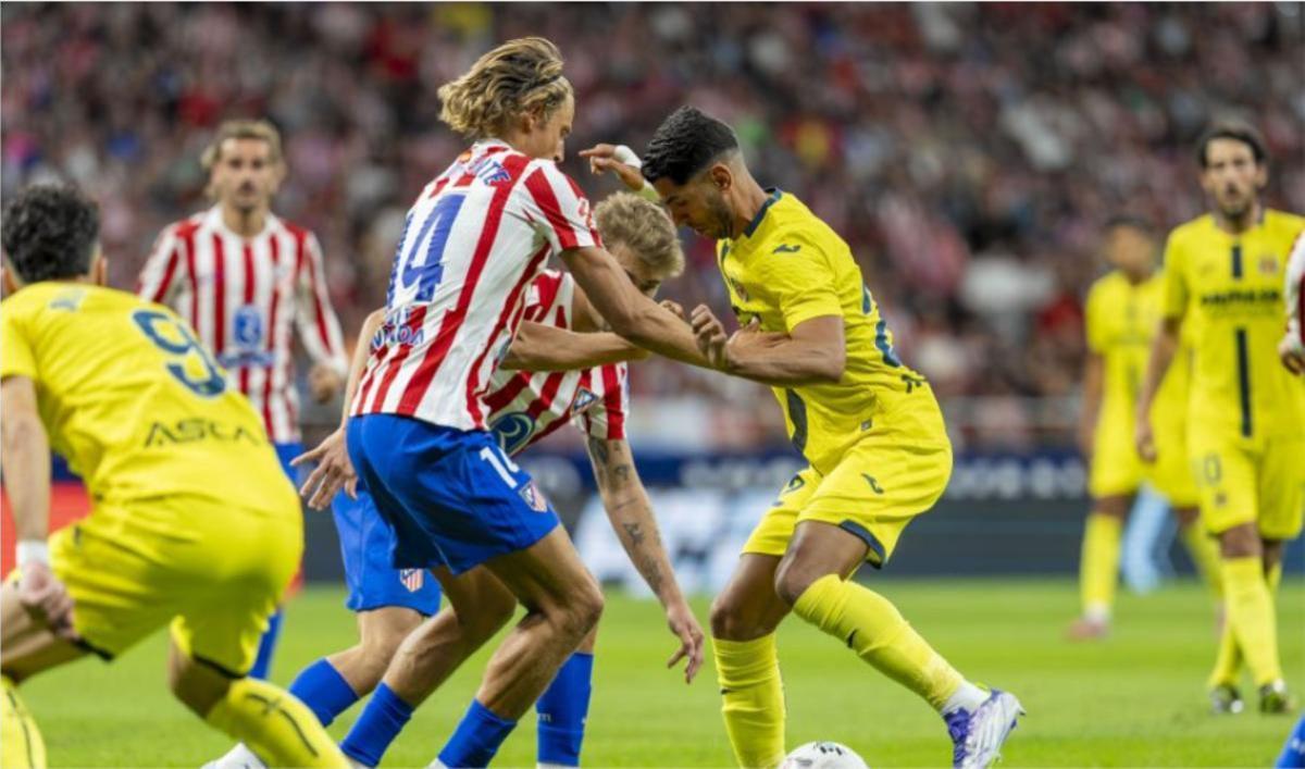Marcos Llorente y Pablo Barrios pugnando con balón con Ayoze Pérez