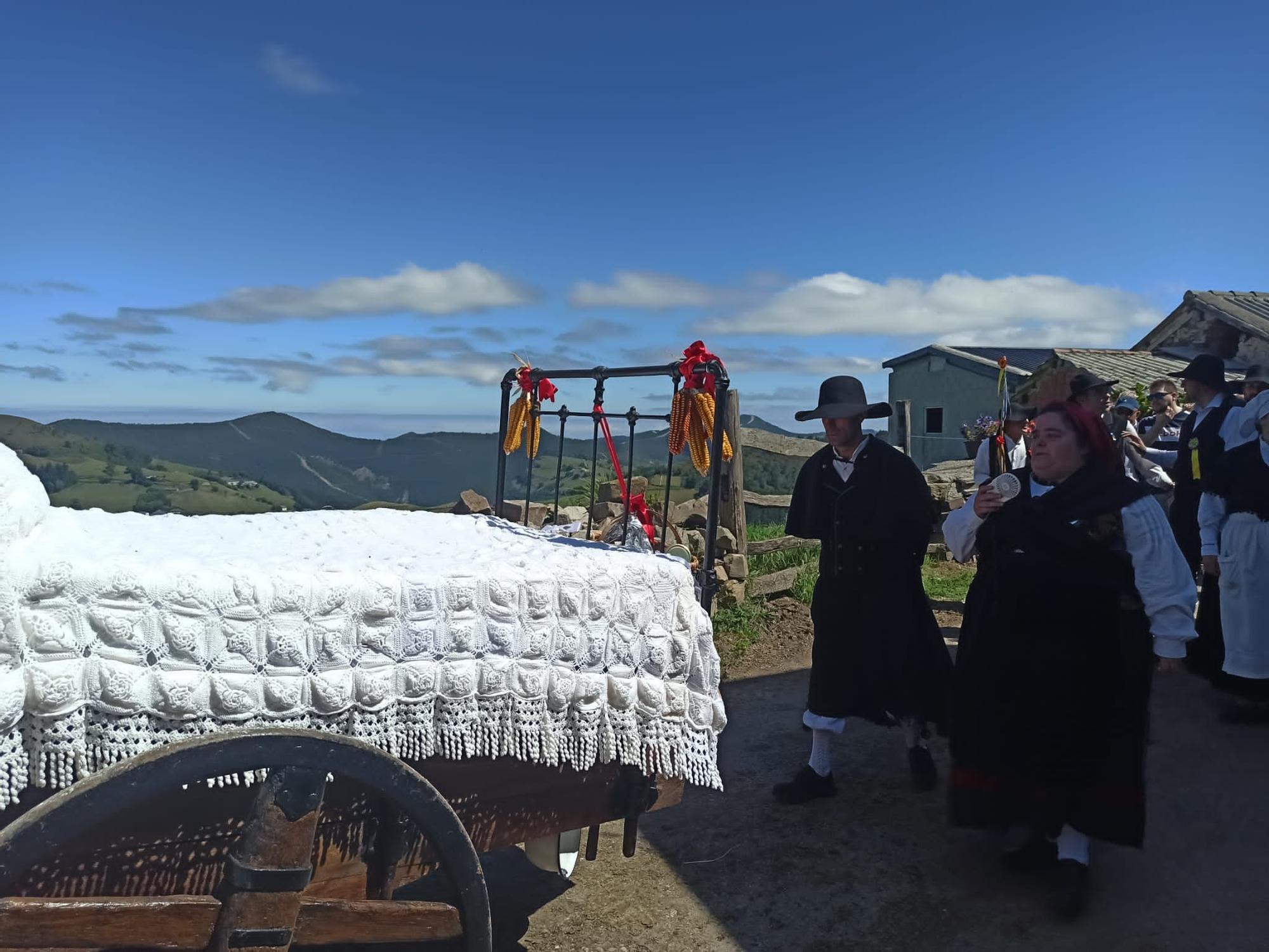 En imágenes: Así ha sido la histórica boda vaqueira en Aristébano con la presencia de Adrián Barbón