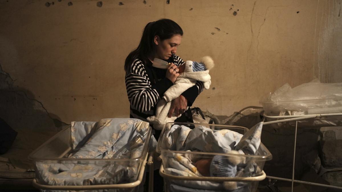 Algunos bebés se protegen en búnkeres en Ucrania, pero otros no tienen opción