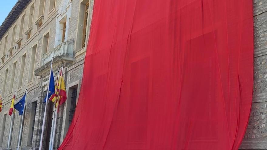 Preparativos para la colocación de una gran bandera de Aragón en el edificio Pignatelli.