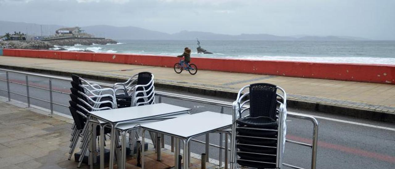 Una terraza recogida en Sanxenxo tras el cerrojo decretado en enero. |   // GUSTAVO SANTOS