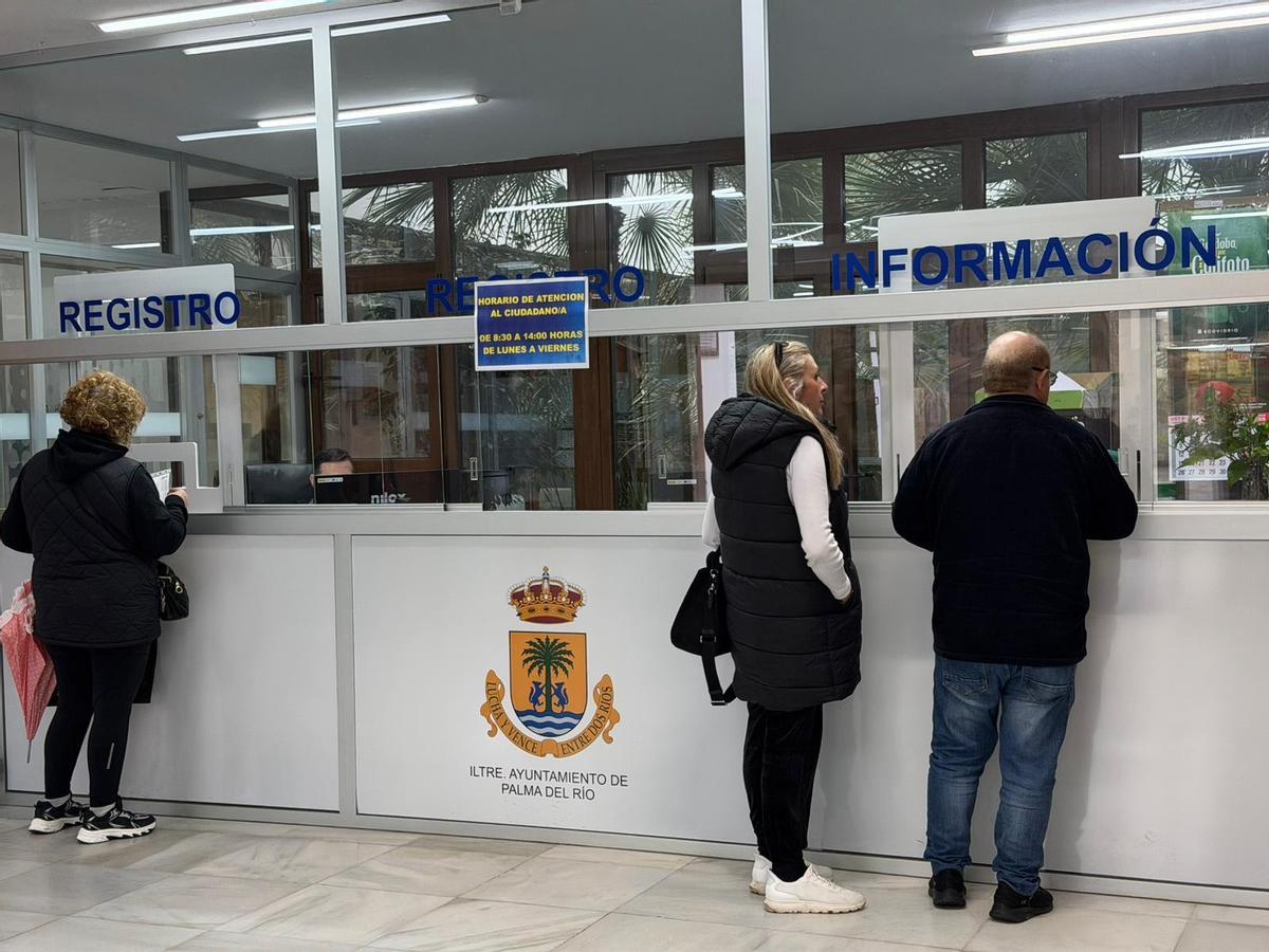 Varios ciudadanos son atendidos en el Registro del Ayuntamiento de Palma del Río.