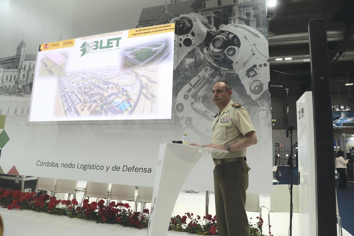 El coronel Hernando, durante su exposición sobre la BLET en el estand del Ayuntamiento de Córdoba en Feindef, este lunes.
