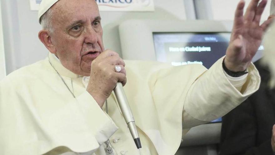 El Papa, ayer, en el avión.