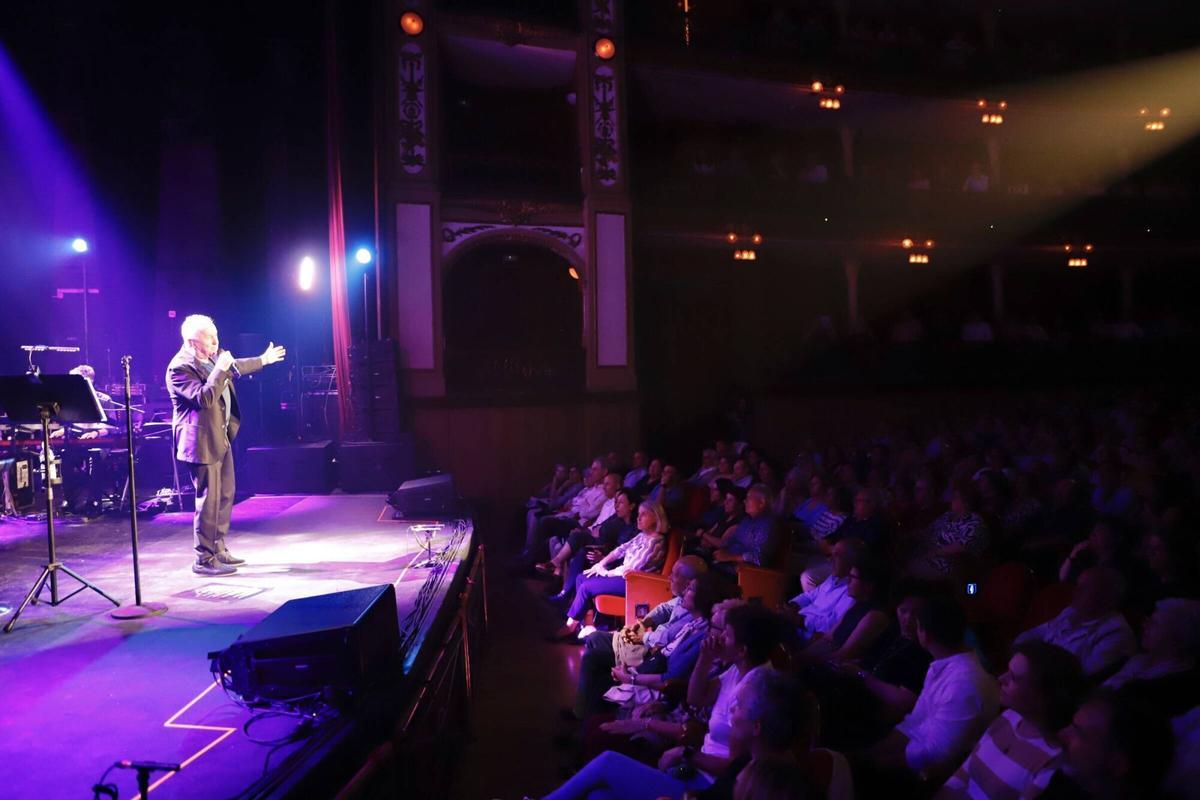 Víctor Manuel llena el Gran Teatro Víctor Manuel llena el Gran Teatro